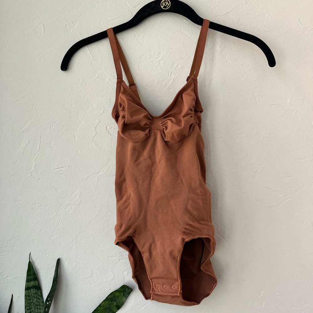 🧡NEW SKIMS SEAMLESS SCULPT BRIEF BODYSUIT IN BRONZE M L - Picture 5 of 6
